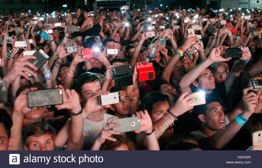 foule-de-gens-prenant-des-photos-avec-le-telephone-dans-un-concert-dete-h2ha2r.1577884118.jpg