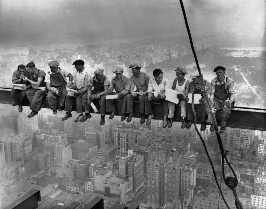 Lunch atop a skyscraper (1932)