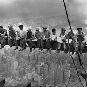 charles_clyde_ebbets_lunch_atop_a_skyscraper_1932.jpg